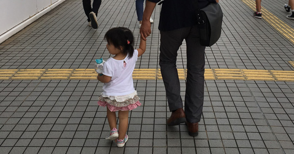 歩く父と娘